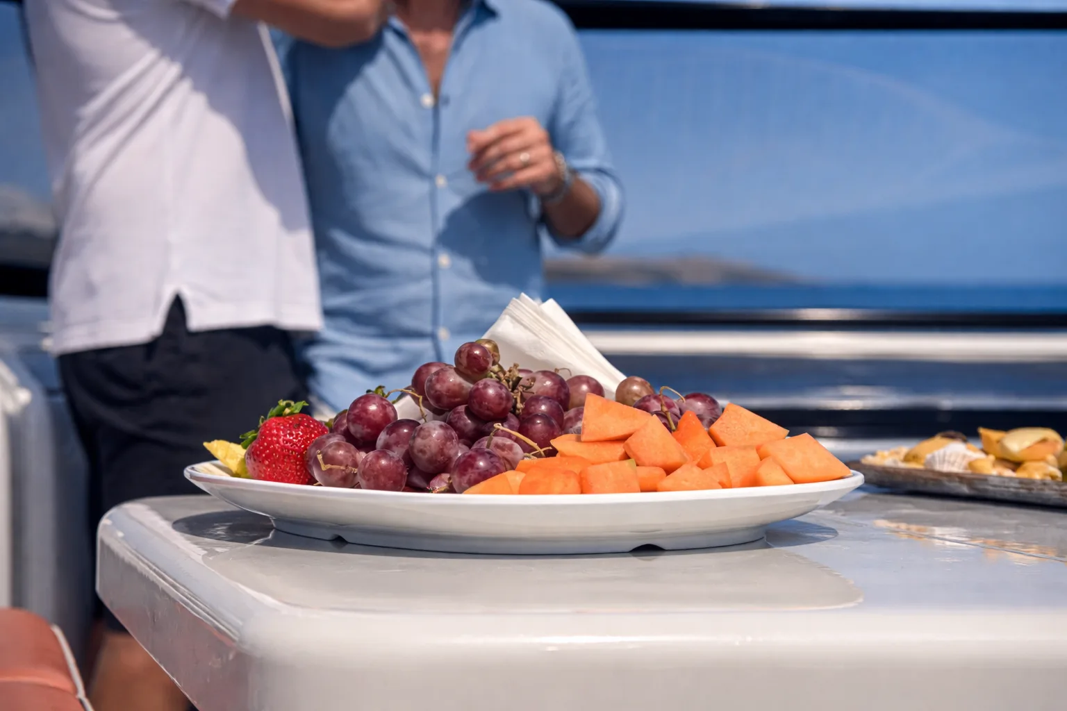 Insalata caprese servita fresca sul ponte di poppa a pranzo