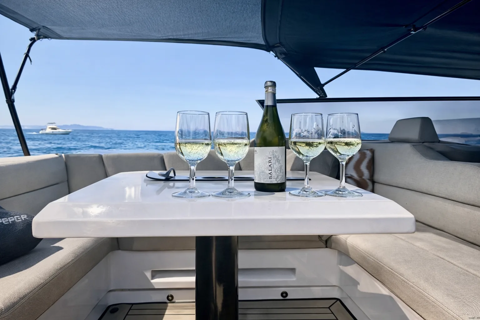 Rosé versato con l'arcipelago della Maddalena all'orizzonte