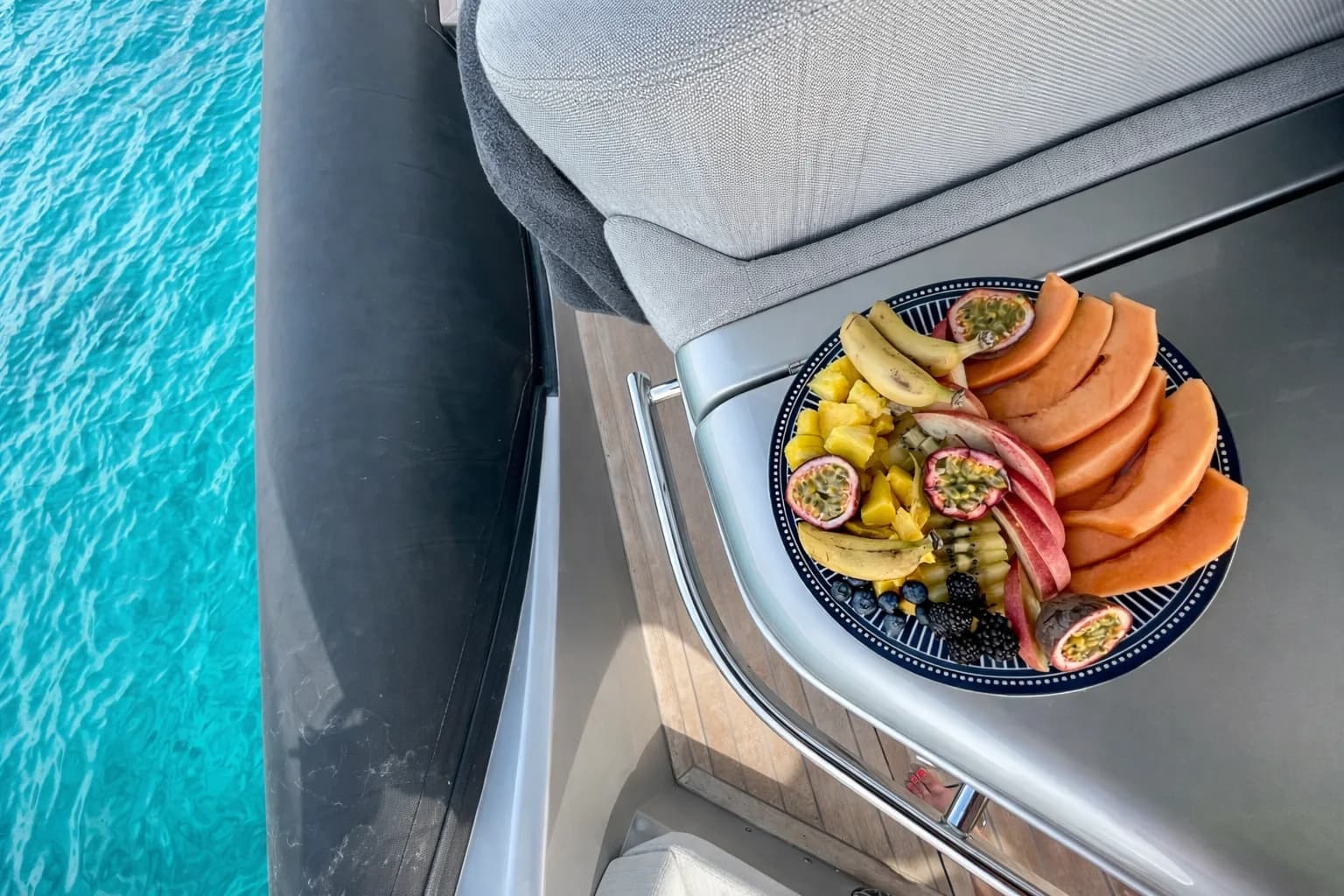 Pane sardo e bottarga su un tagliere di legno