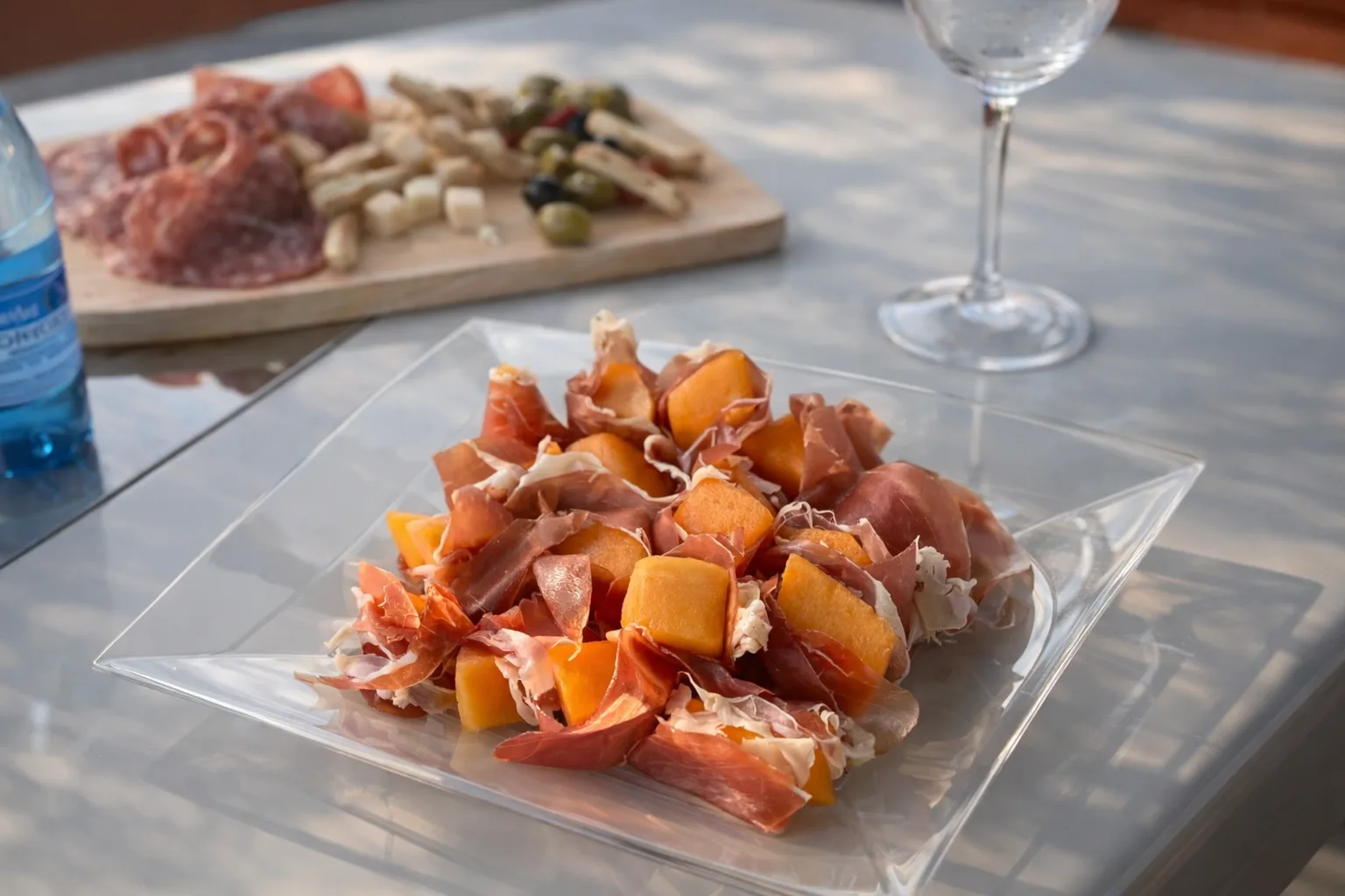 Bibite fresche e acqua frizzante nel frigorifero del ponte