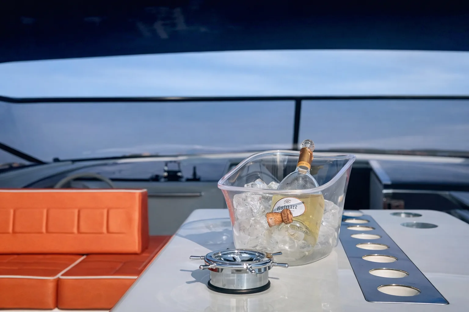 Aperitivo al tramonto con vino sardo e olive a prua