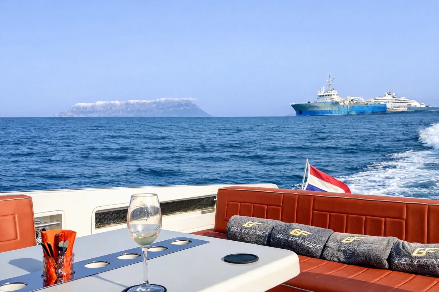 Primo piano di un'etichetta di Vermentino con la costa sfumata dietro