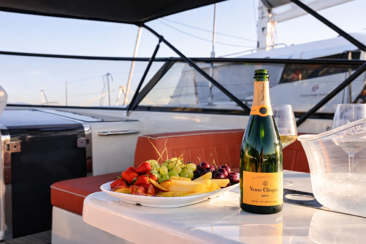 Pane carasau e miele locale serviti come spuntino all'ancora