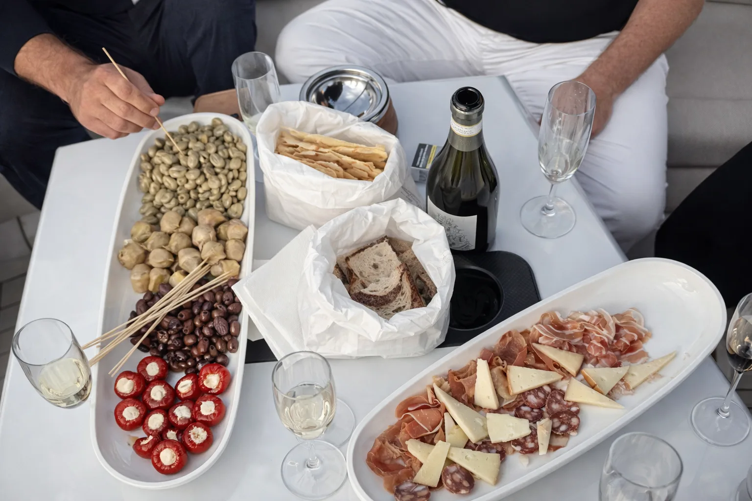 Calici di vino che catturano la luce sul tavolo di poppa