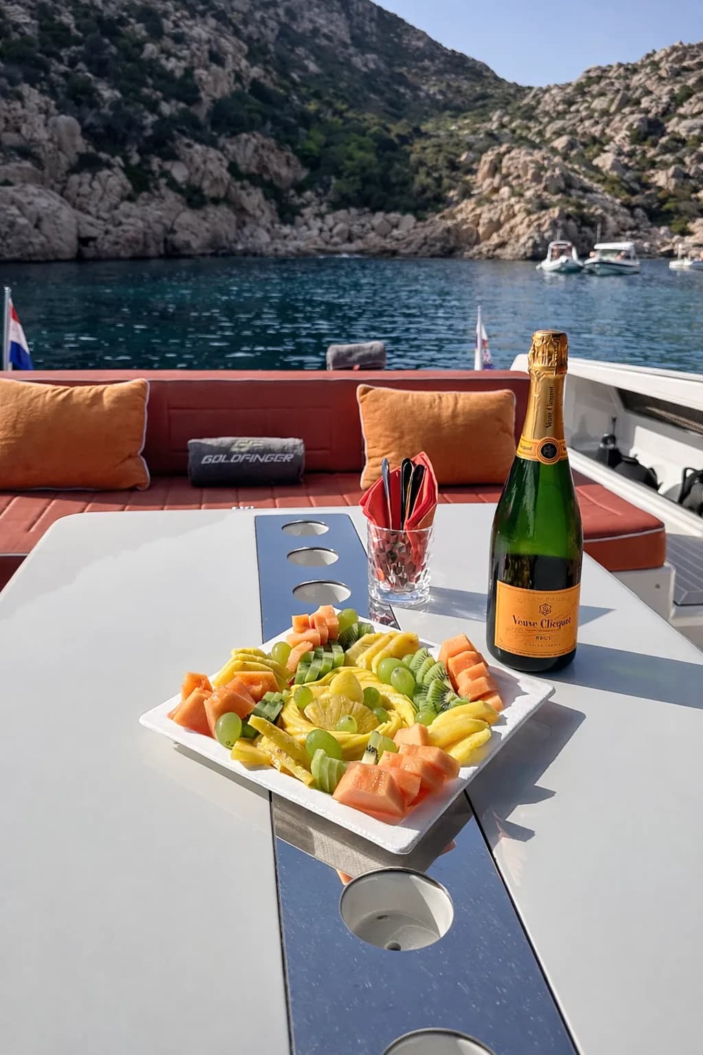 Membro dell'equipaggio che porge una bottiglia d'acqua fresca a un ospite