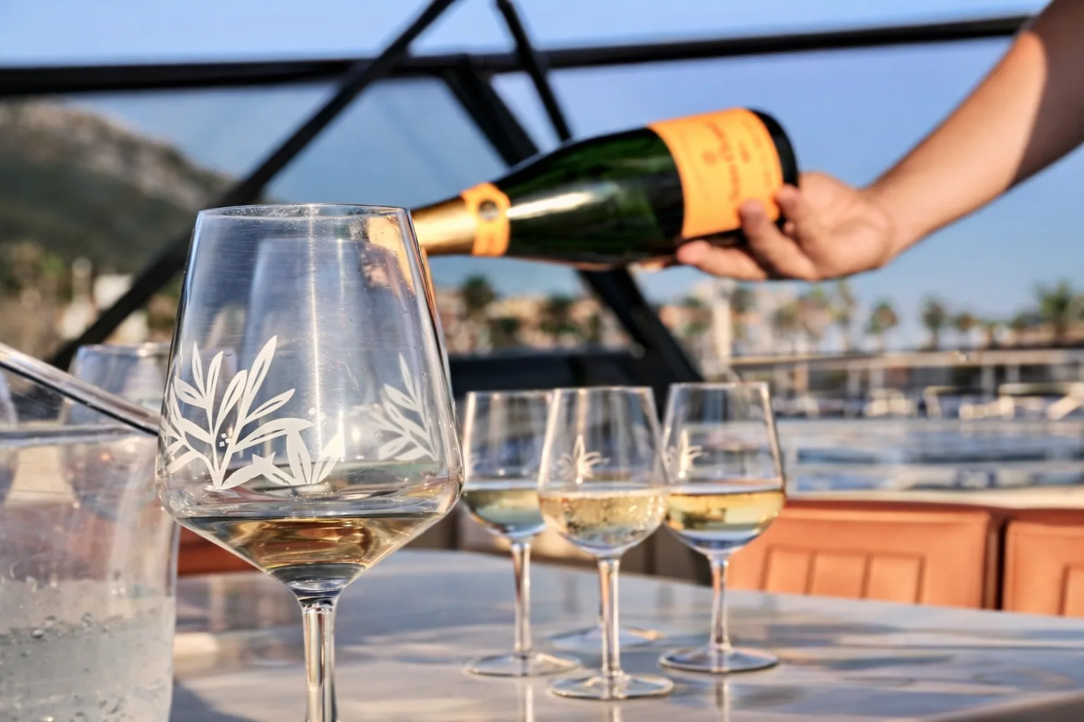 Ciotola di frutti di bosco e croissant per una partenza mattutina