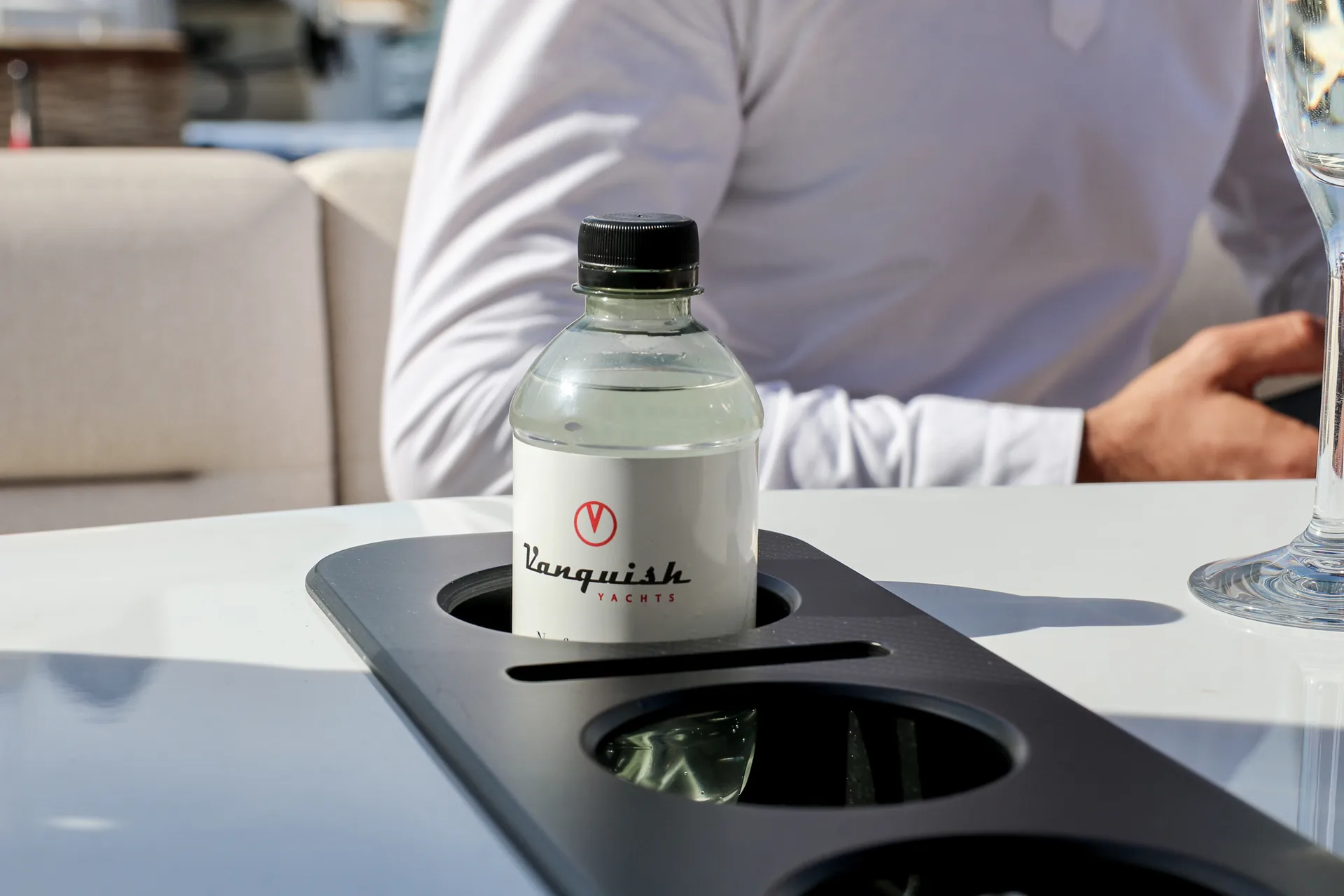 Tagliere di antipasti italiani con pomodori secchi e mozzarella