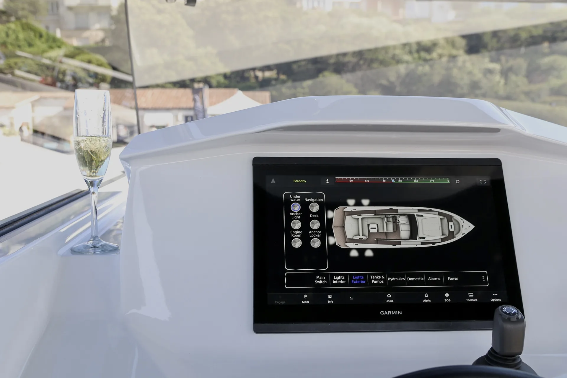 Acqua frizzante e fette di limone sul bar del timone