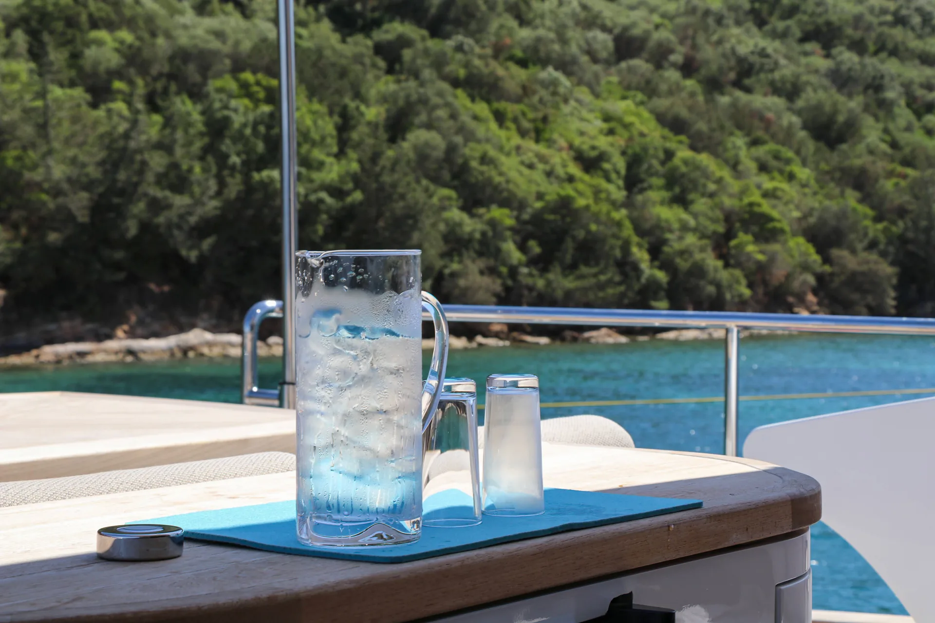 Ospiti che brindano al tramonto con Tavolara sullo sfondo