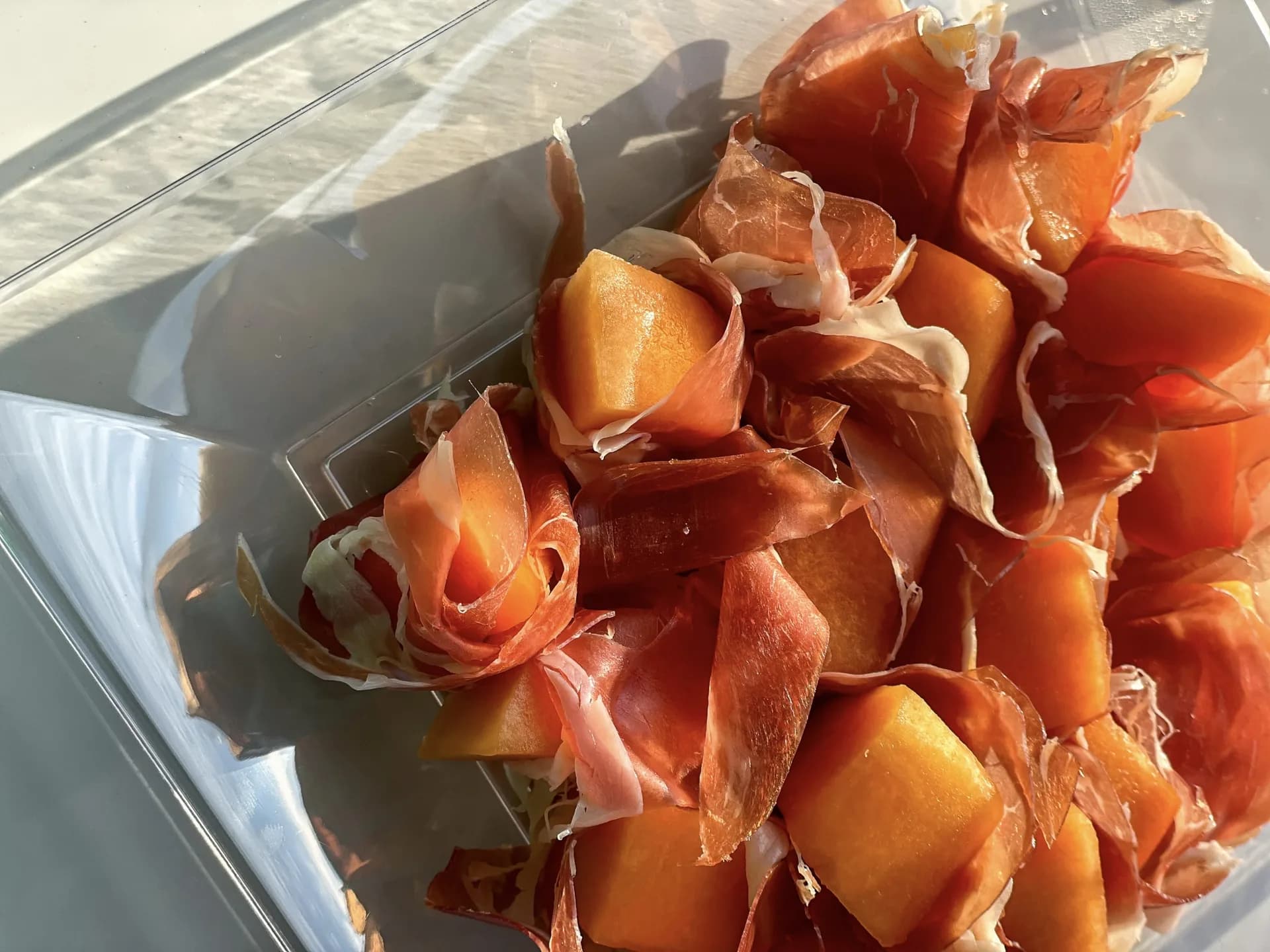 Succhi freschi e frutta preparati per la mattina