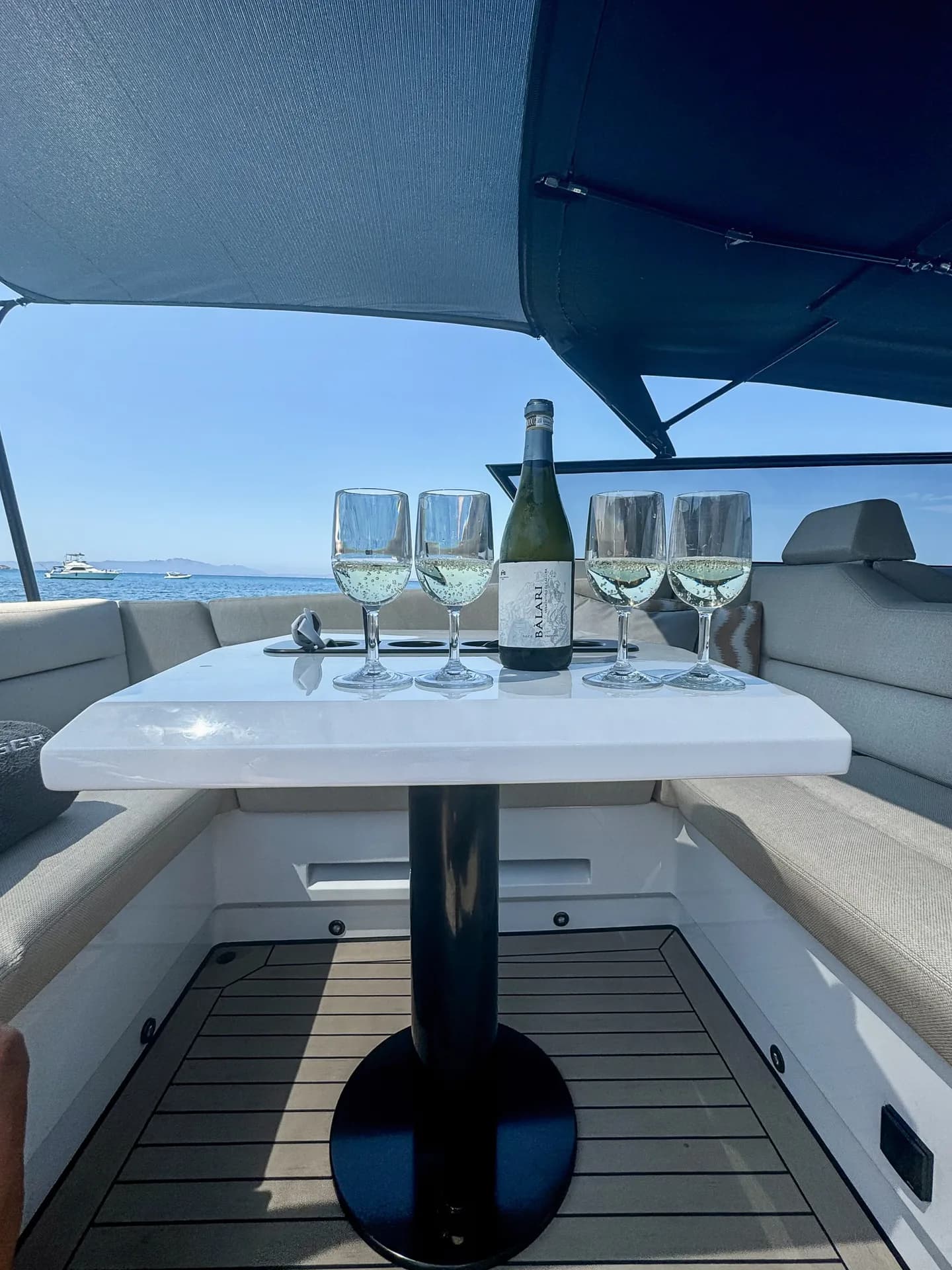 Pranzo sardo completo disteso sul tavolo del ponte di poppa