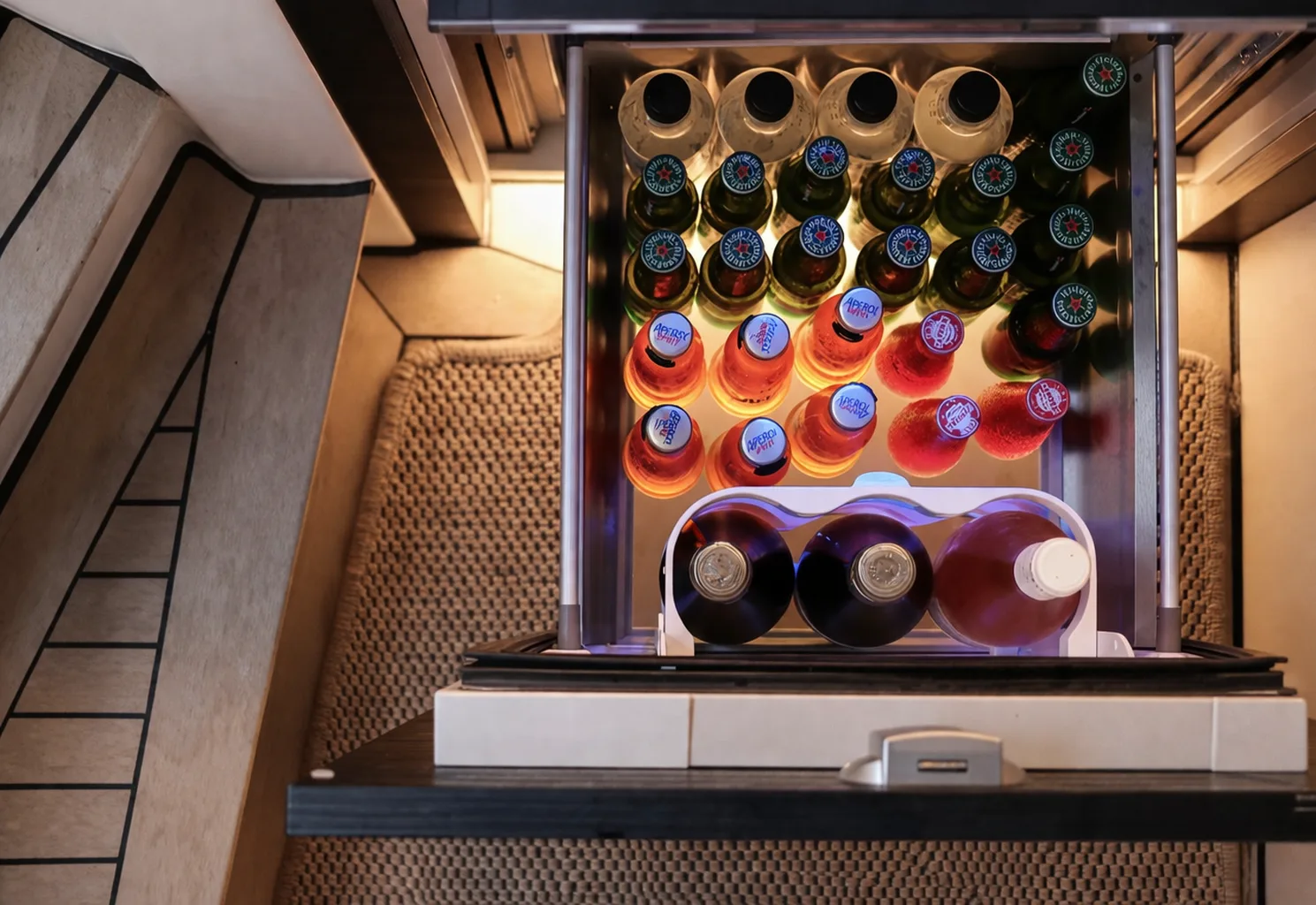 Frigorifero per vini pieno di bottiglie visto dall'alto