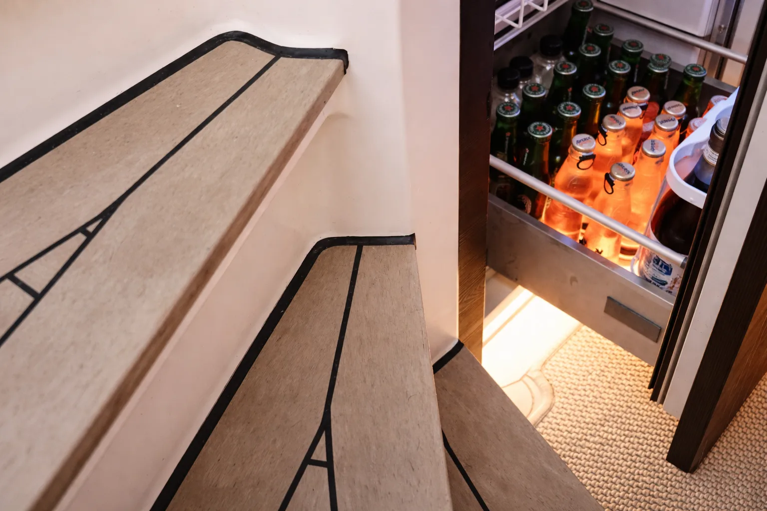 Vermentino di Gallura versato in un bicchiere a prua