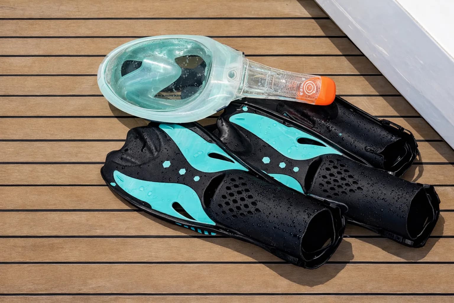 Stand-Up-Paddleboard auf ruhigem türkisfarbenem Wasser nahe einer felsigen sardischen Bucht