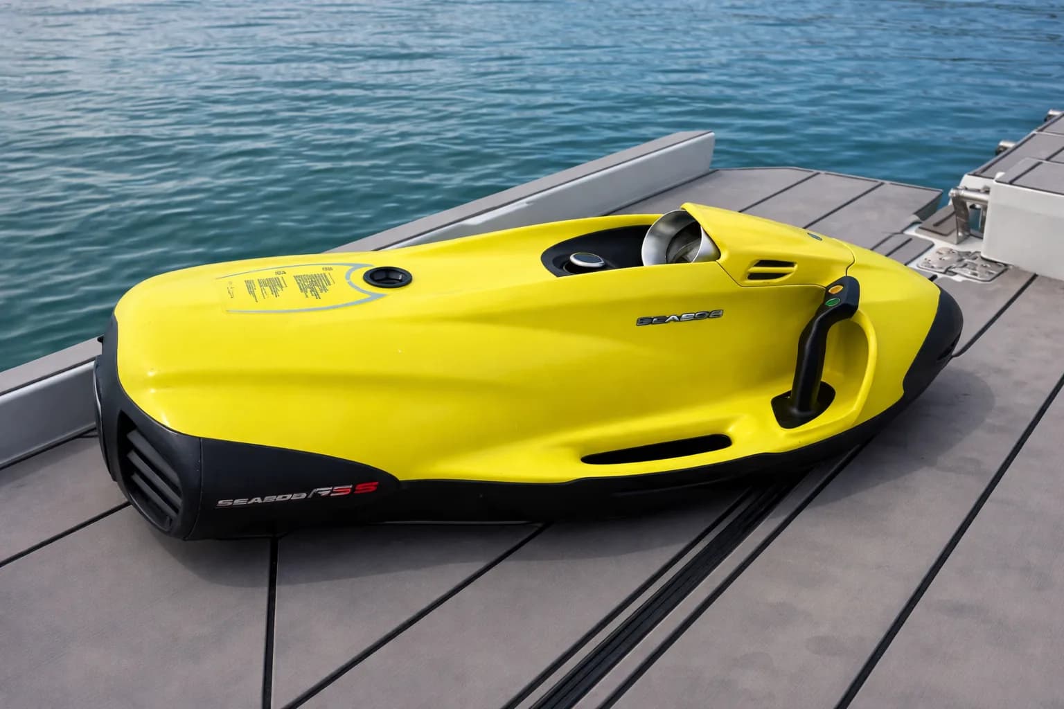 Nahaufnahme eines gelben Seabob-Unterwasserscooters auf Holzdeck, einsatzbereit