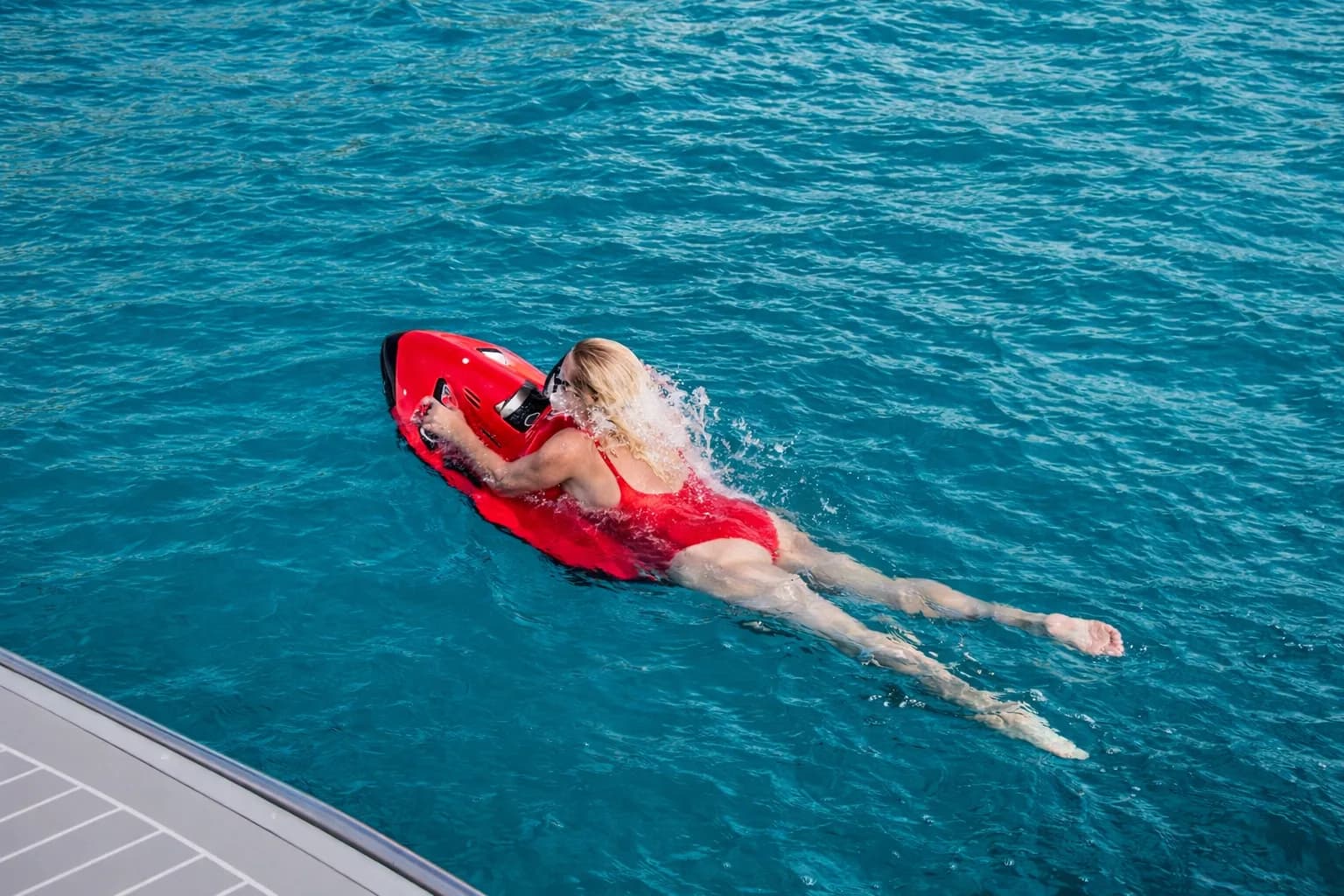 Gäste genießen Wasserspielzeug auf einem MareFun-Charteryacht in Sardinien