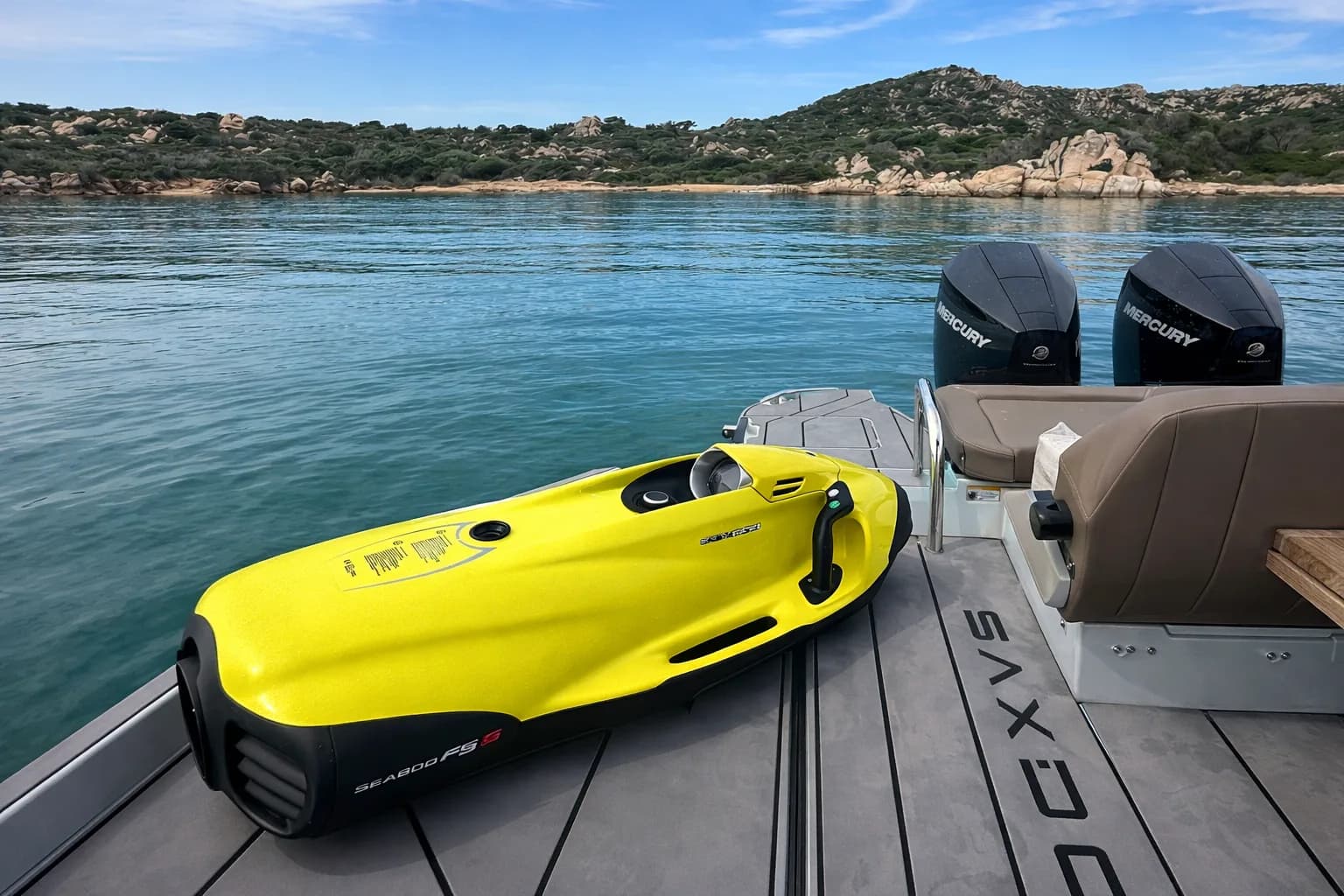 Wassersportausrüstung aufgereiht auf dem Deck eines Charterboots in Golfo Aranci